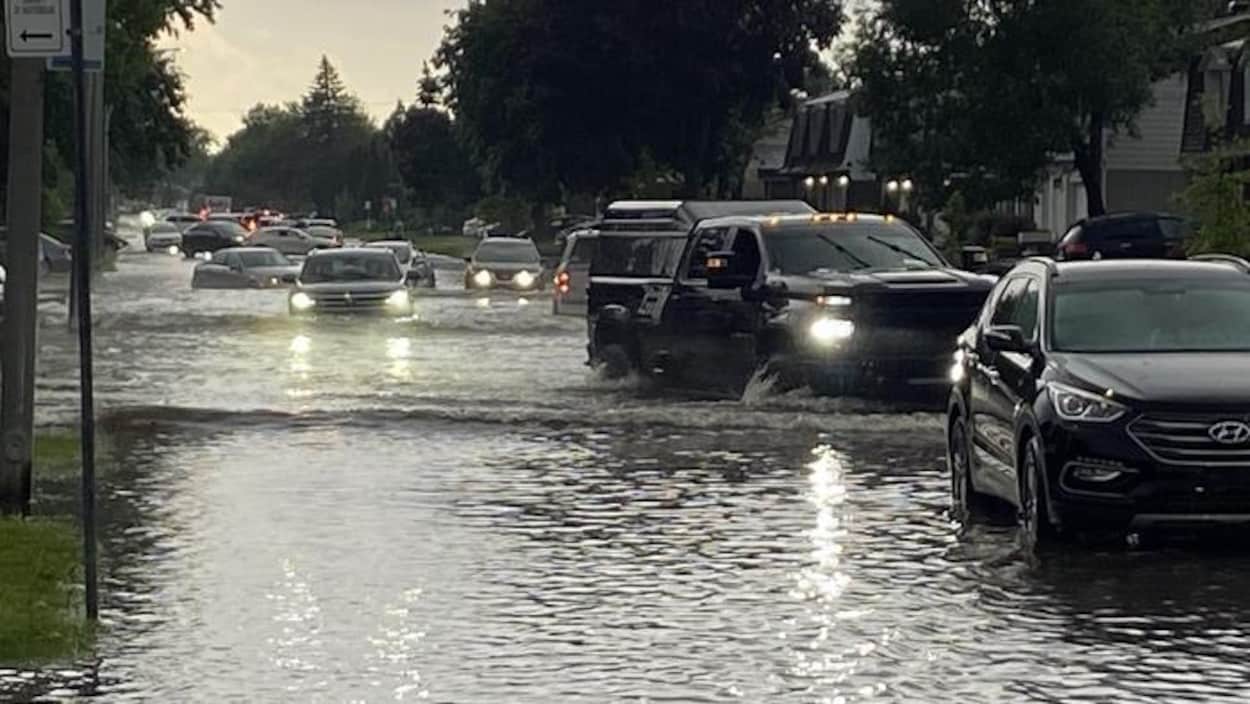 Des inondations perturbent le Grand Montréal, des milliers de pannes