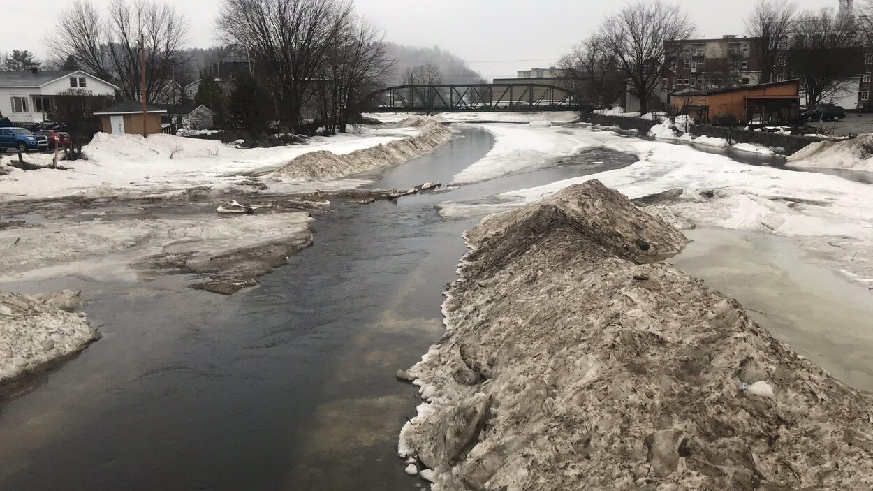 Une rivière circulant au centre-ville de Saint-Raymond
