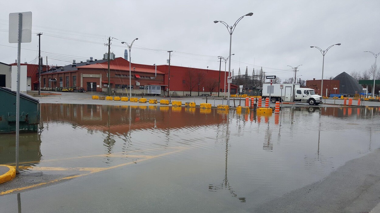 L'eau approche le bâtiment.