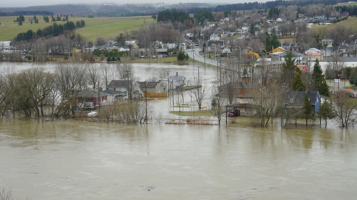 Le centre-ville de Sainte-Marie a été inondé en raison du débordement de la rivière Chaudière.
