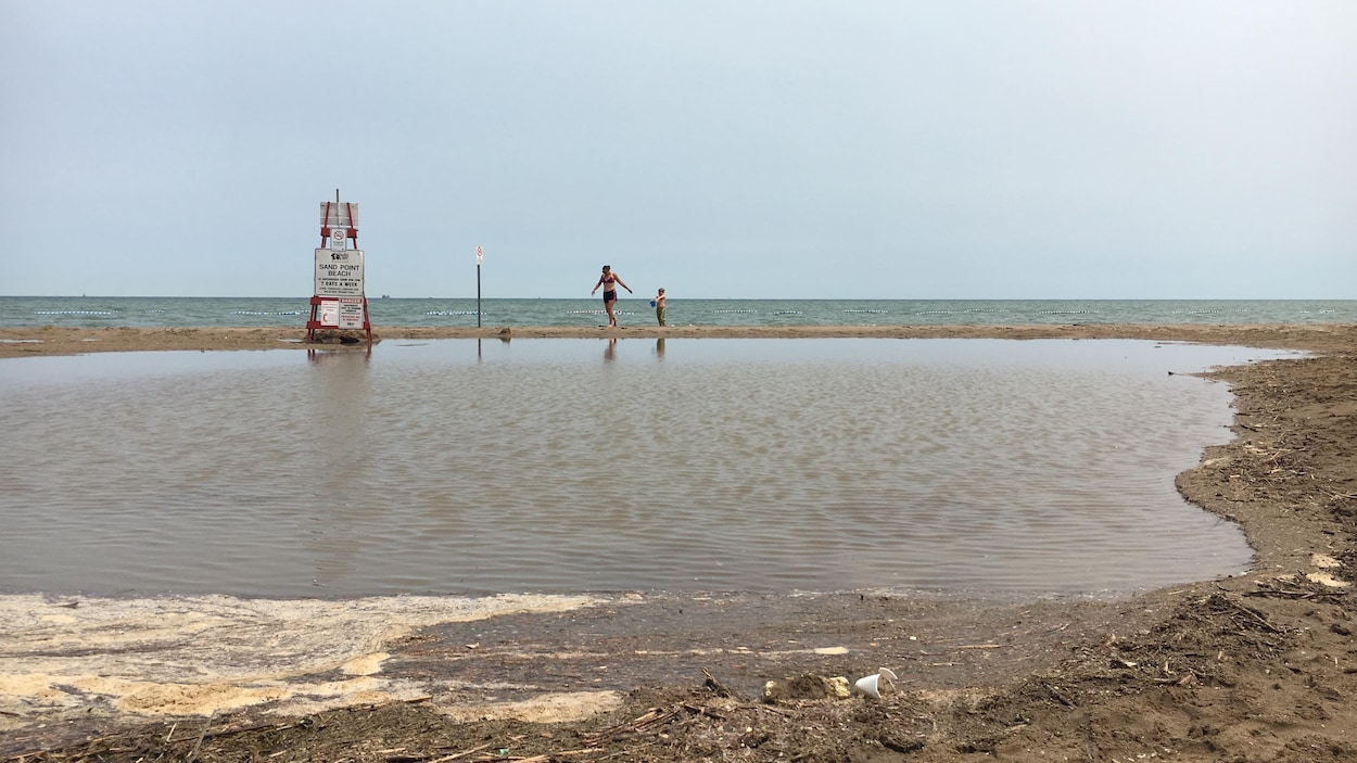 La plage Sand Point, à Windsor, est en partie inondée.