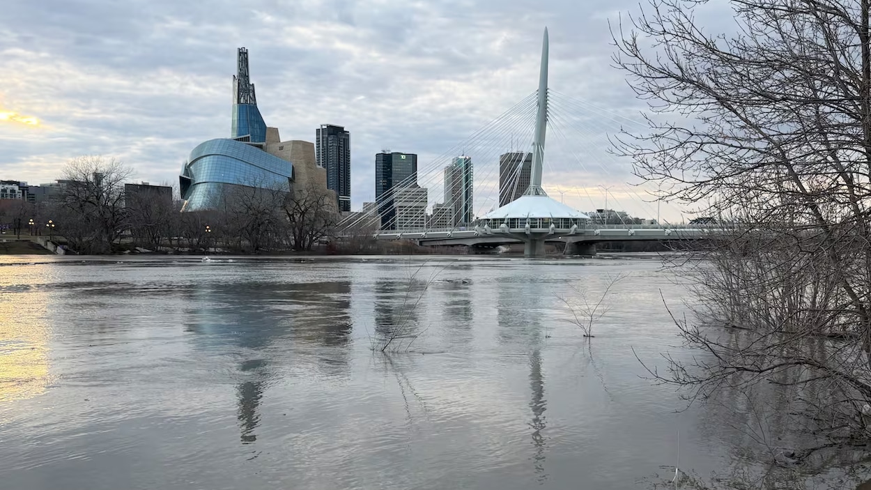 La rivière Rouge en crue mineure : Winnipeg et les régions rurales sur le qui-vive