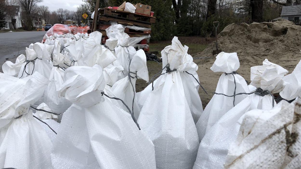 Du matériel pour produire les sacs de sable.