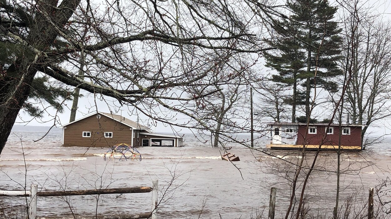 Des débris emportés par le courant dans une zone inondée de Canning, dans la région de Grand Lake, au Nouveau-Brunswick, dans l'après-midi du 27 avril 2019.
