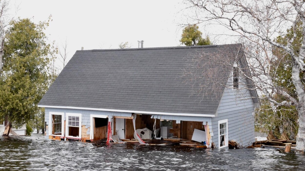 Une maison éventrée par les eaux