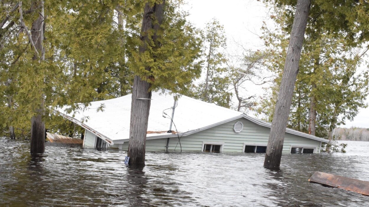 Habitation presque entièrement submergée par l'inondation à Princess Park, Nouveau-Brunswick, le 28 avril 2019.