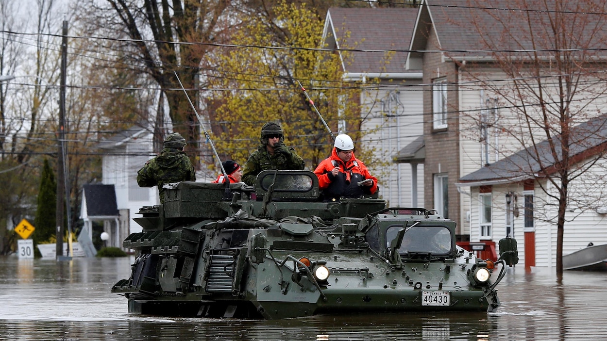 Des soldats canadiens dans les rues inondées de Gatineau