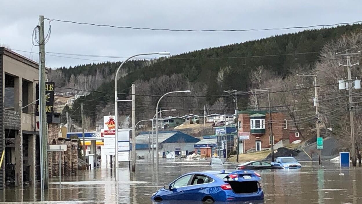 Des voitures sont presque submergées.