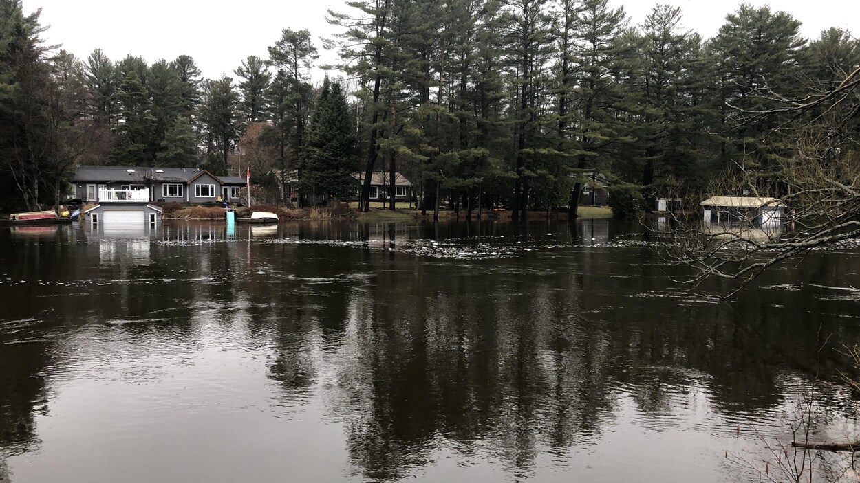 La ville de Bracebridge sous les inondations.