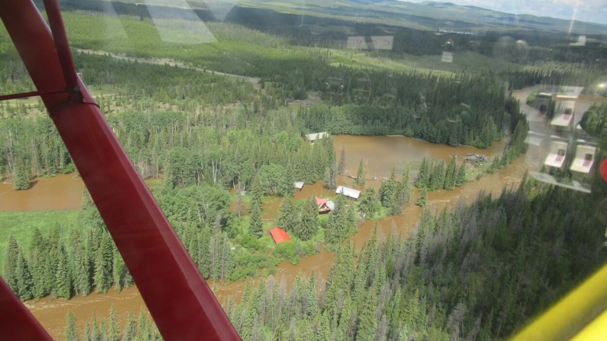 Vue d'un hélicoptère survole les inondations.