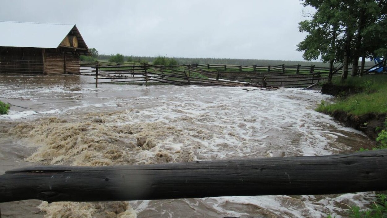 Un ranch est complètement inondé par la crue des eaux.