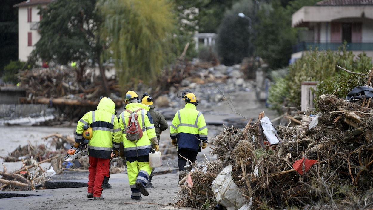 Une équipe d'urgence avance parmi les débris.