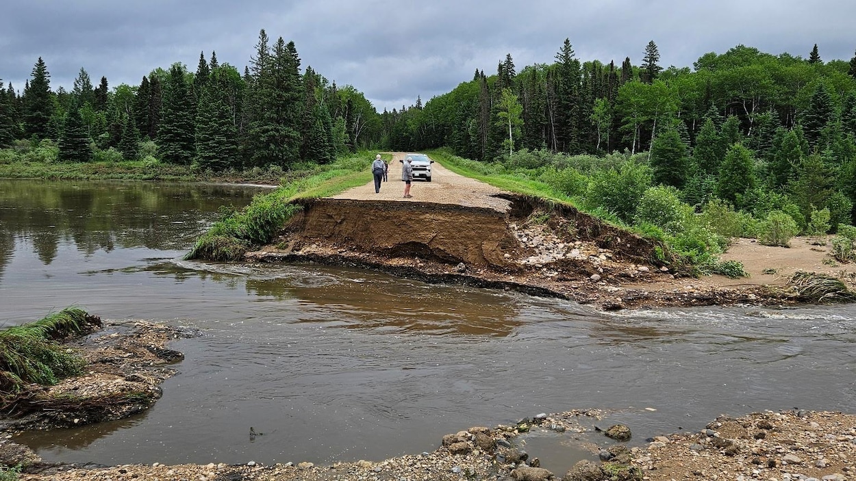Dégâts d'eau et routes détruites: les inondations au Manitoba