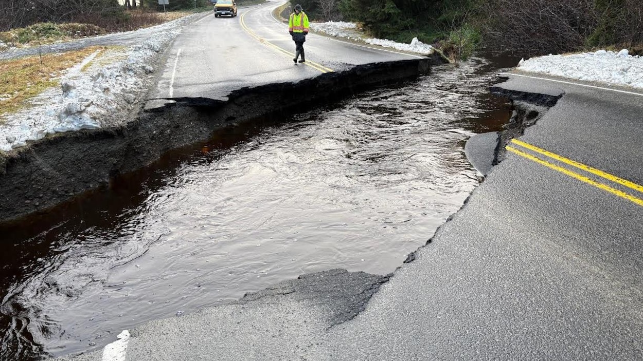 Précipitations fortes, route bloquée à Haida Gwaii