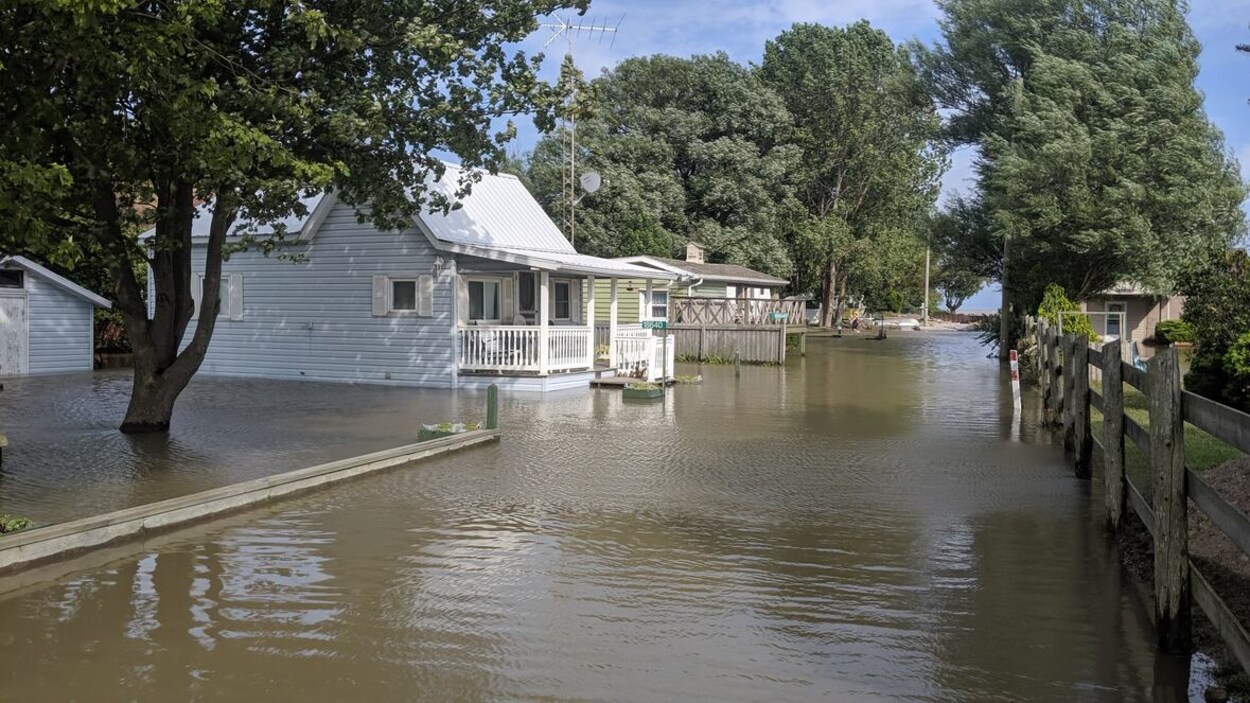Des maisons sur une route inondée