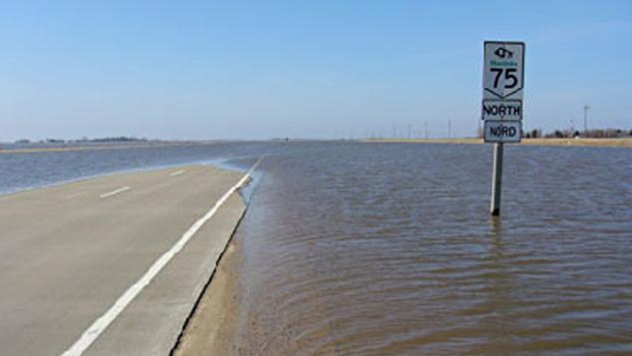 La route 75 au Manitoba inondée lors des inondations de 2011