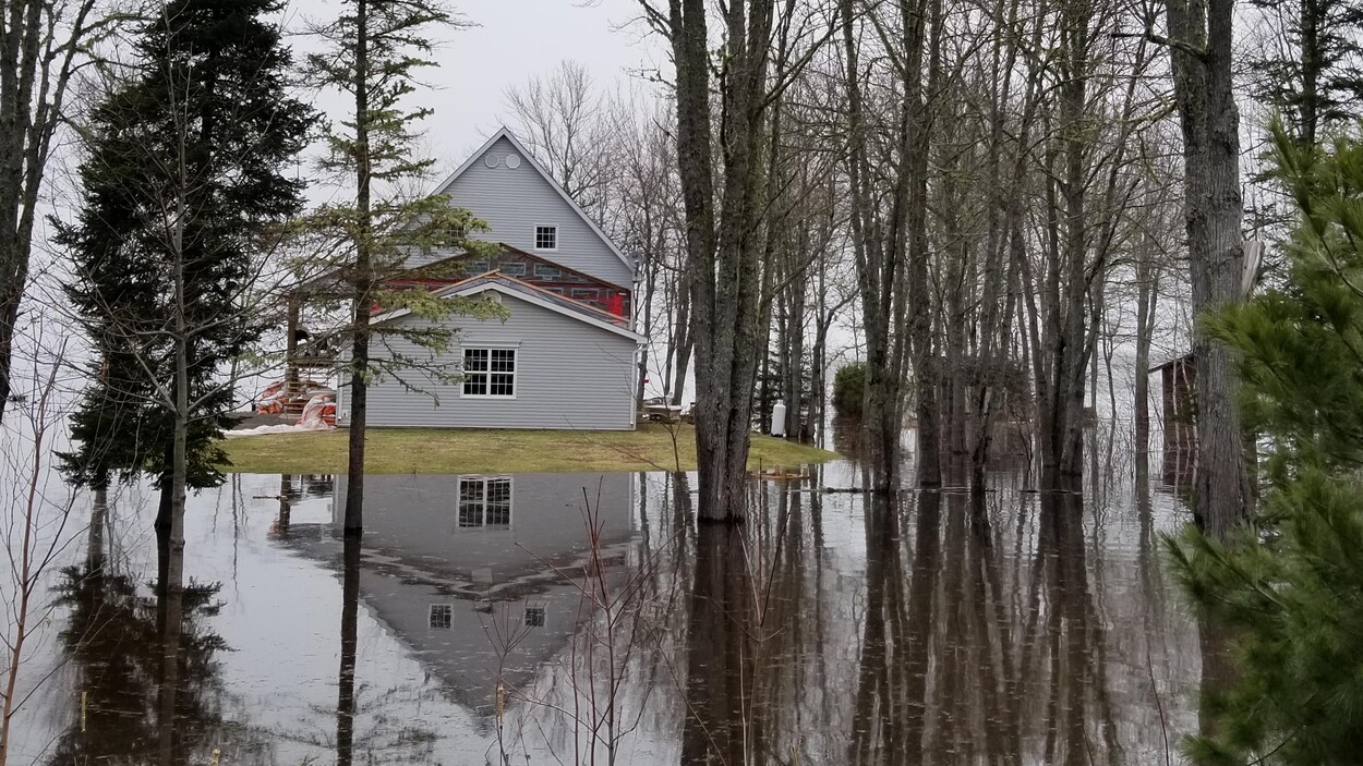 Une maison entourée d'eau.