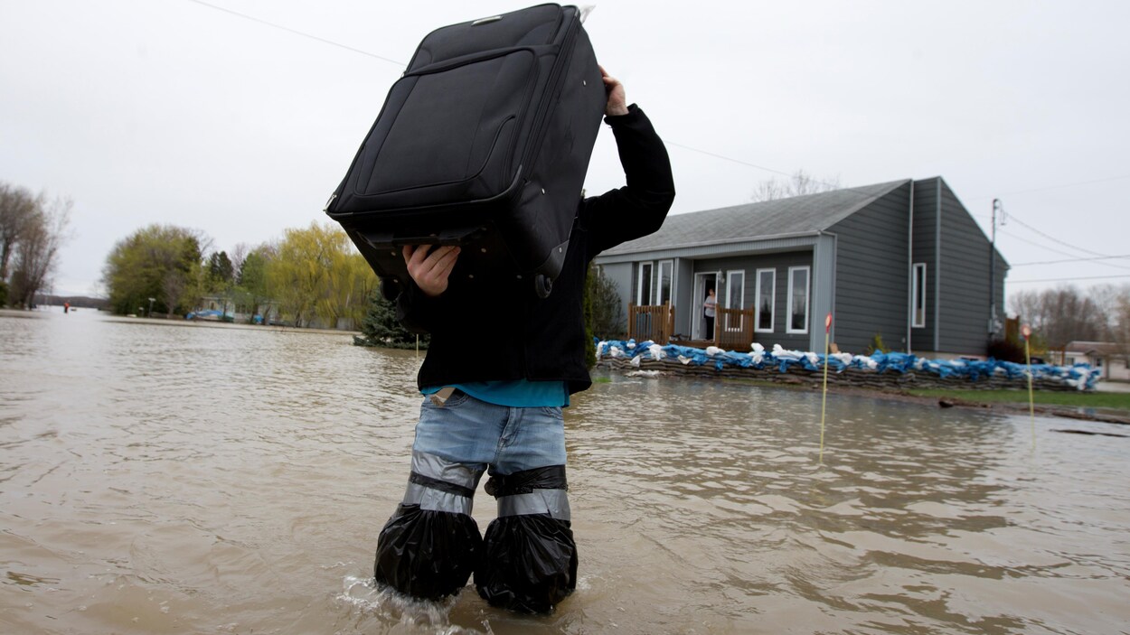 Des sinistrés des inondations printanières de 2017 habitant à Rigaud vivent toujours dans leurs valises dans une petite chambre d'hôtel, presque un an plus tard.