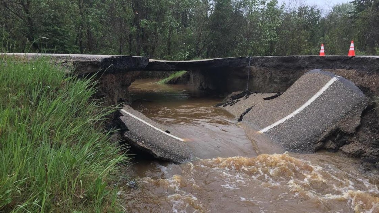 Un tronçon de route tombé dans le lit d'une rivière. Un tronçon de route tombé dans le lit d'une rivière.
