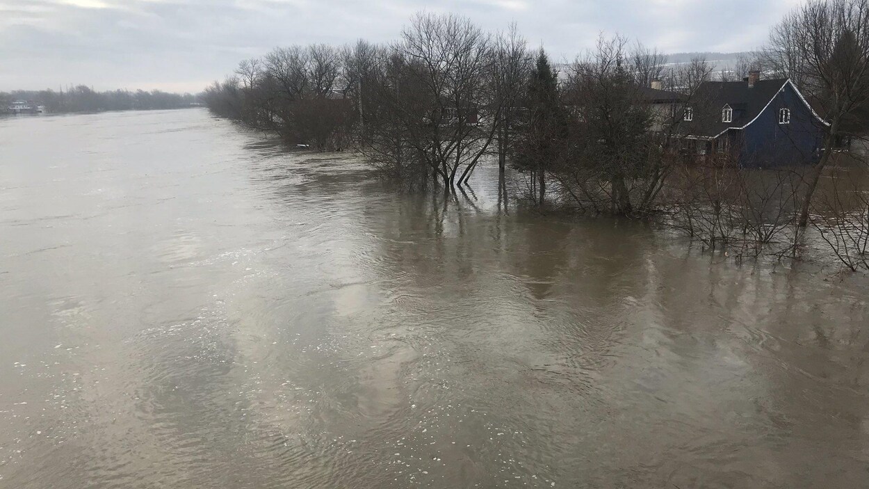 L'eau atteint pratiquement la moitié de cette maison bleue.