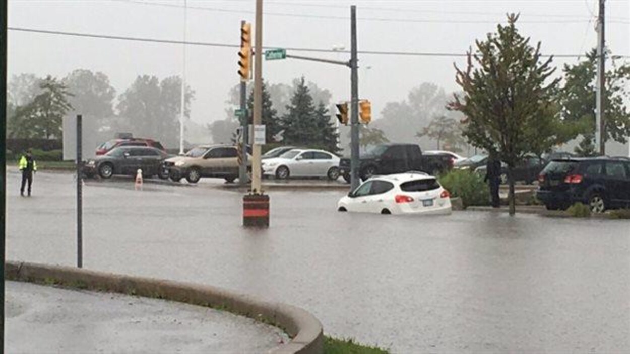 De fortes précipitations ont causé des inondations dans les rues de Windsor