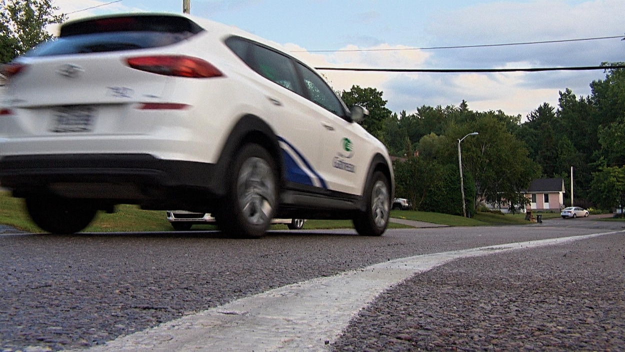 Un véhicule de la Municipalité roule dans un quartier résidentiel.