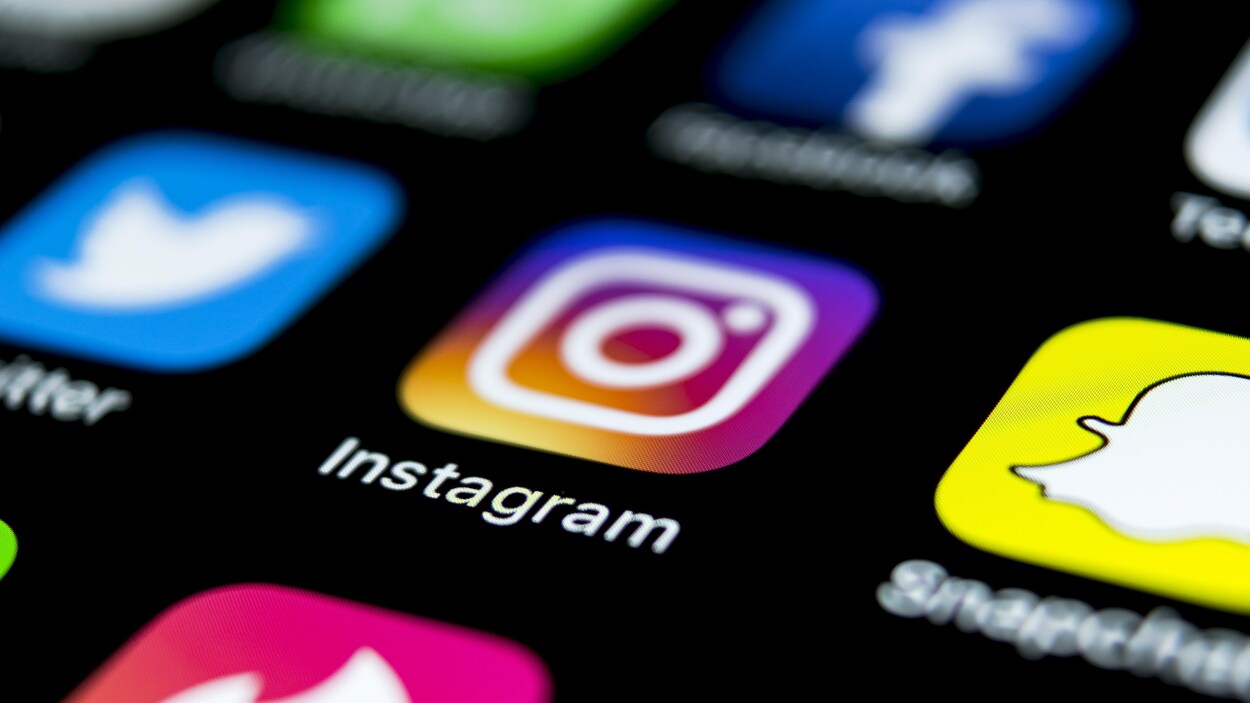 L'icone de l'application Instagram affichée sur un téléphone mobile.