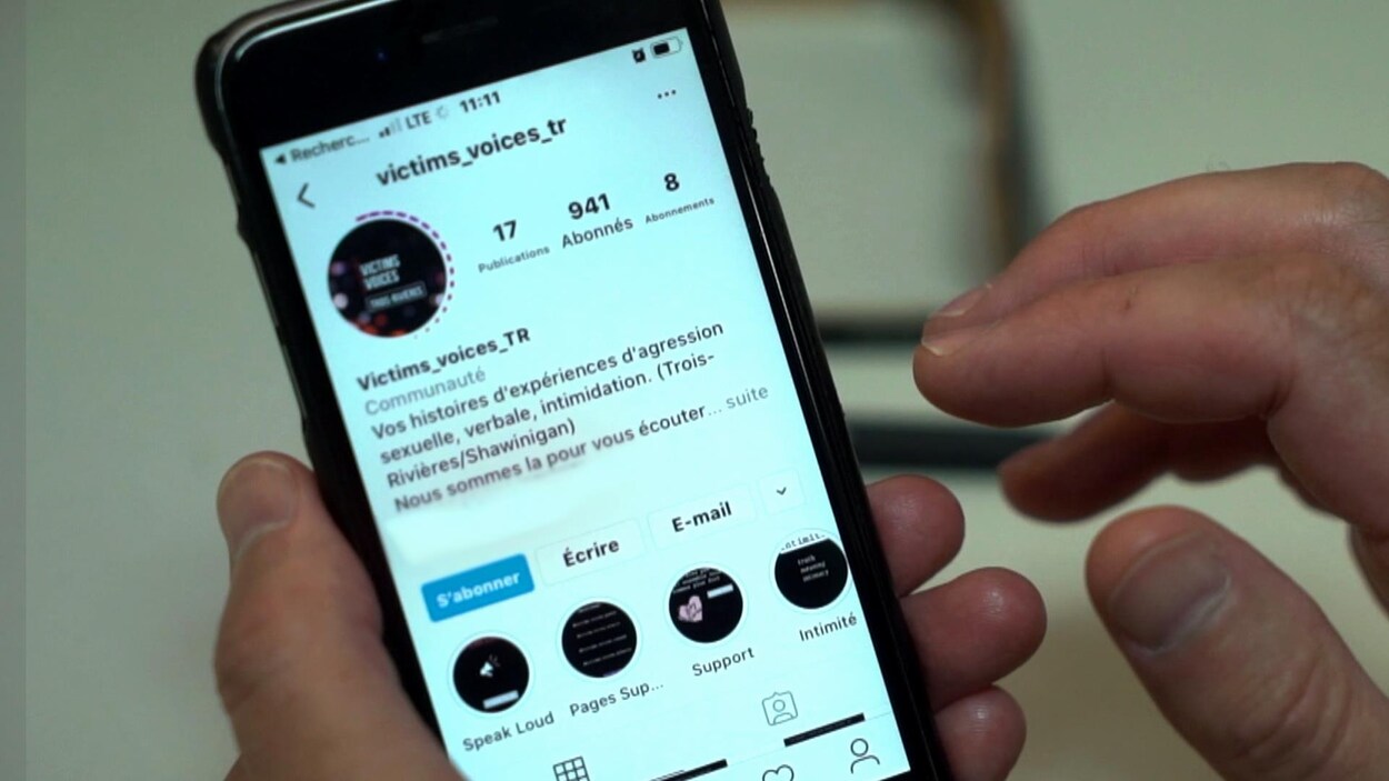 Gros plan de mains qui tiennent un téléphone intelligent. La personne consulte la page Victims_voices_tr
