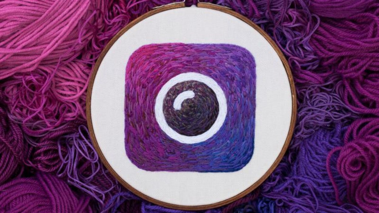 Le logo d'Instagram, fait de fils.