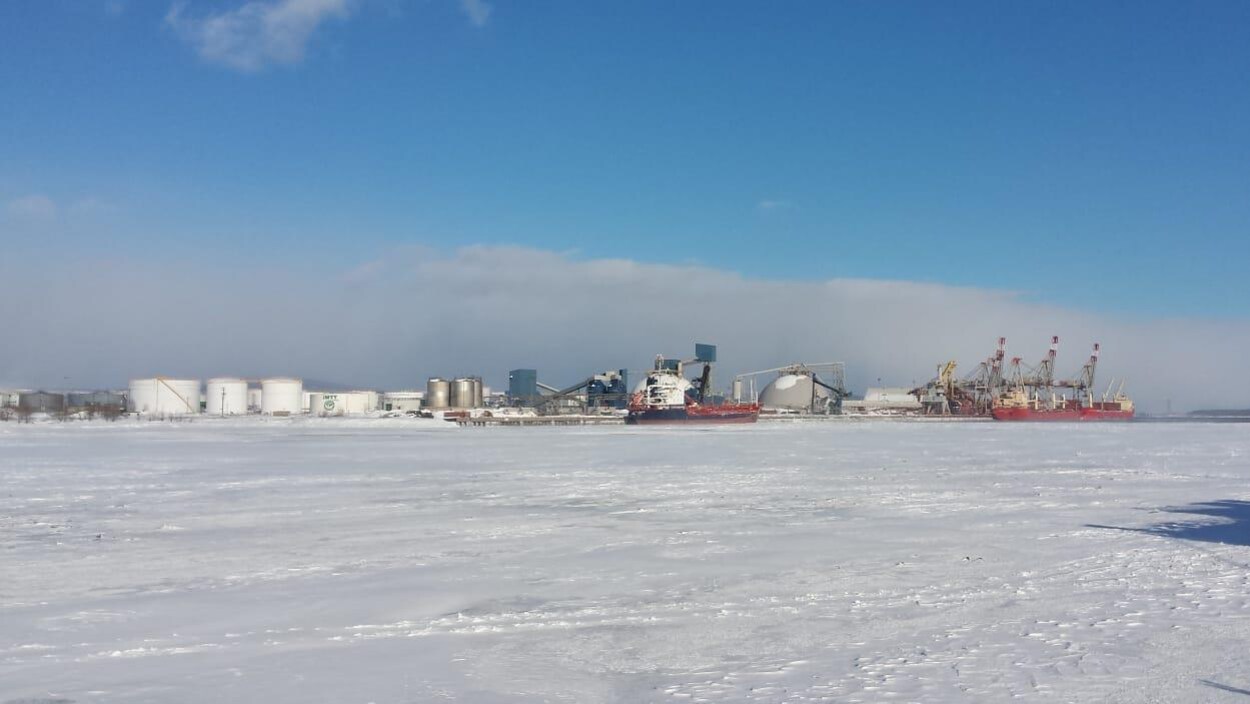 Deux navires accostés au port de Québec Deux navires accostés au port de Québec