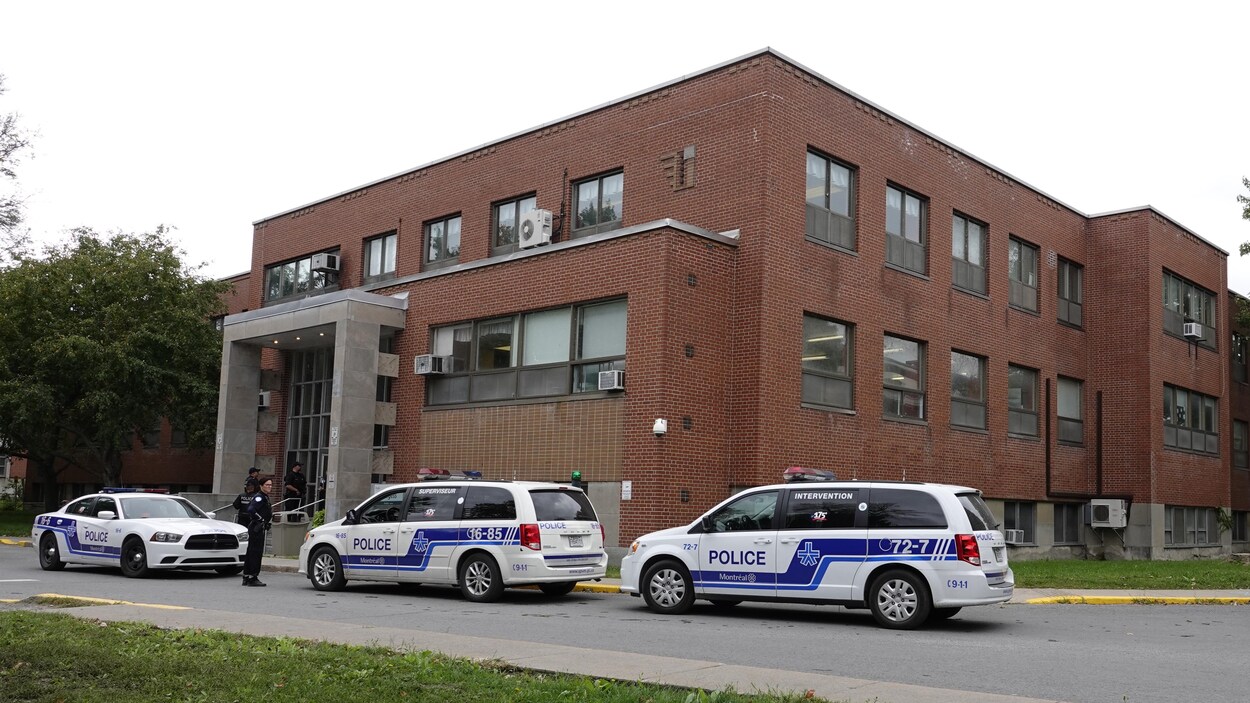 Plusieurs voitures de police stationnées devant le pavillon Burgess de l'Institut universitaire en santé mentale Douglas.