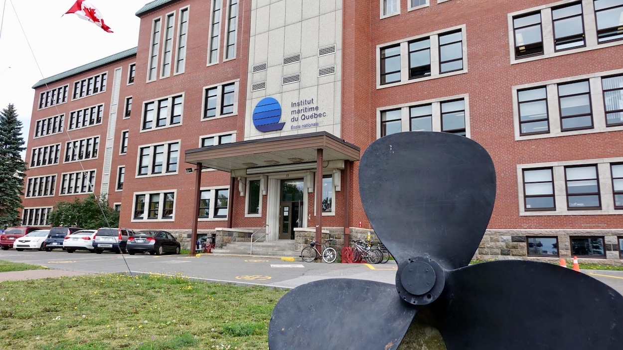 Façade de l'Institut maritime du Québec et une énorme hélice de bateau sur le gazon