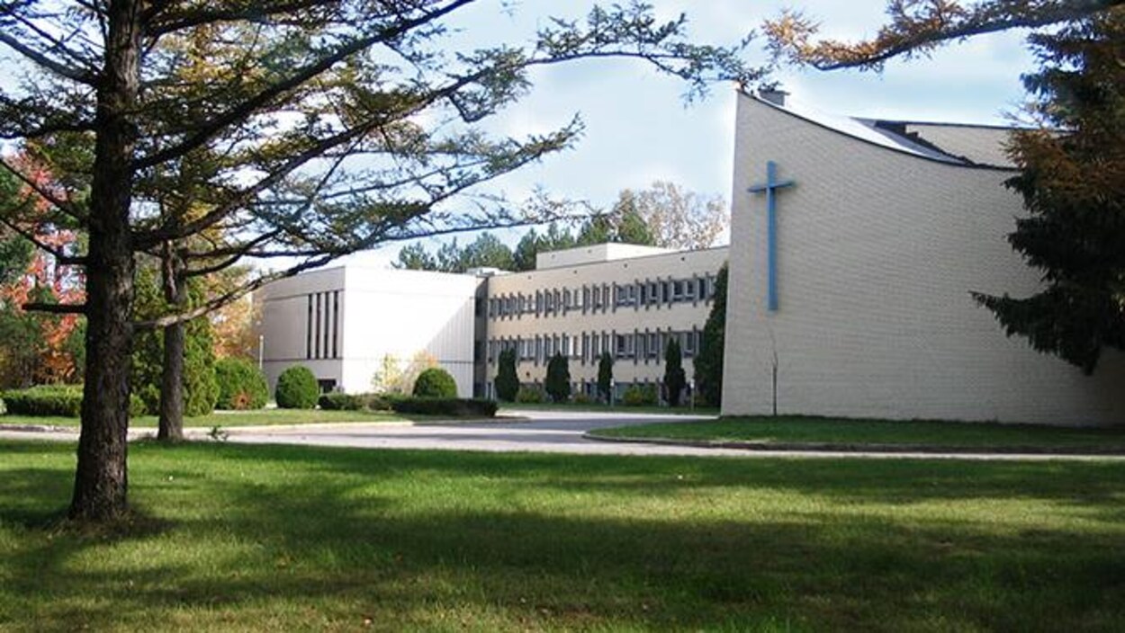 Façade d'une école secondaire.