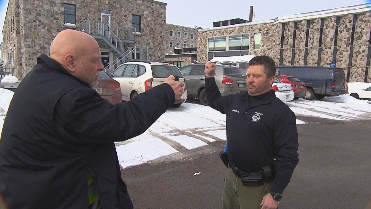 Un instructeur de l'École nationale de police du Québec se fait aspergé de poivre de Cayenne.