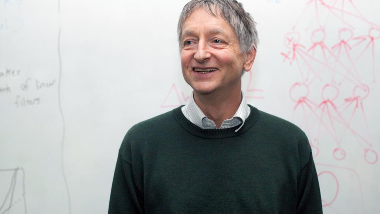 Photo du professeur Geoffrey Hinton devant un tableau en classe Photo du professeur Geoffrey Hinton devant un tableau en classe
