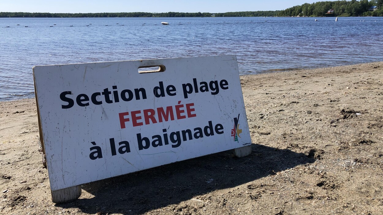 Une affiche sur la plage indique «Section de plage fermée à la baignade».