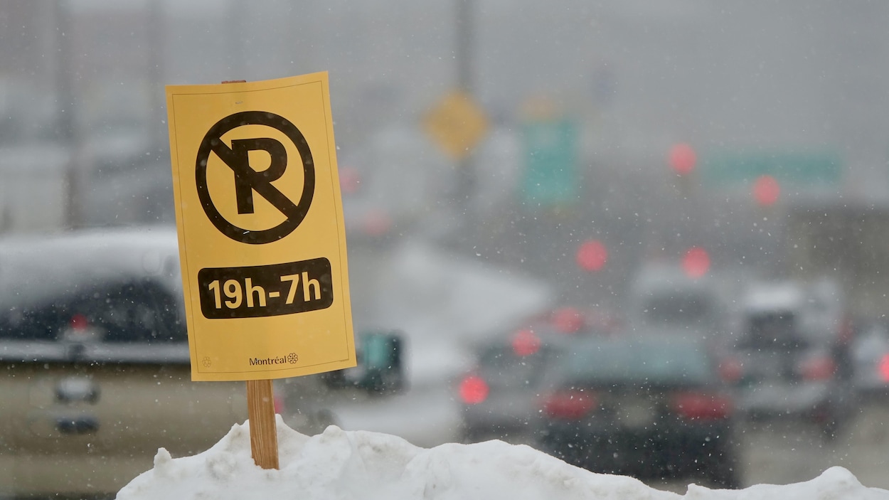 Une pancarte d'interdiction de stationner à Montréal