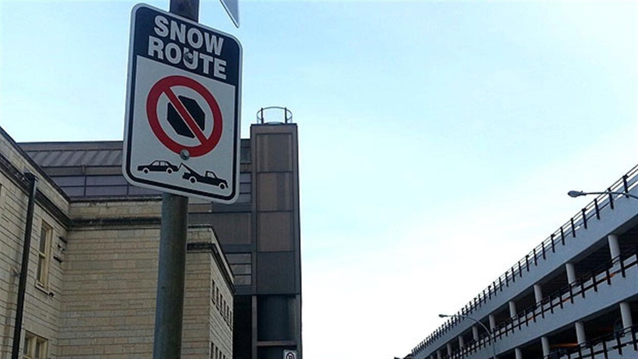 Un panneau d'interdiction de stationnement.