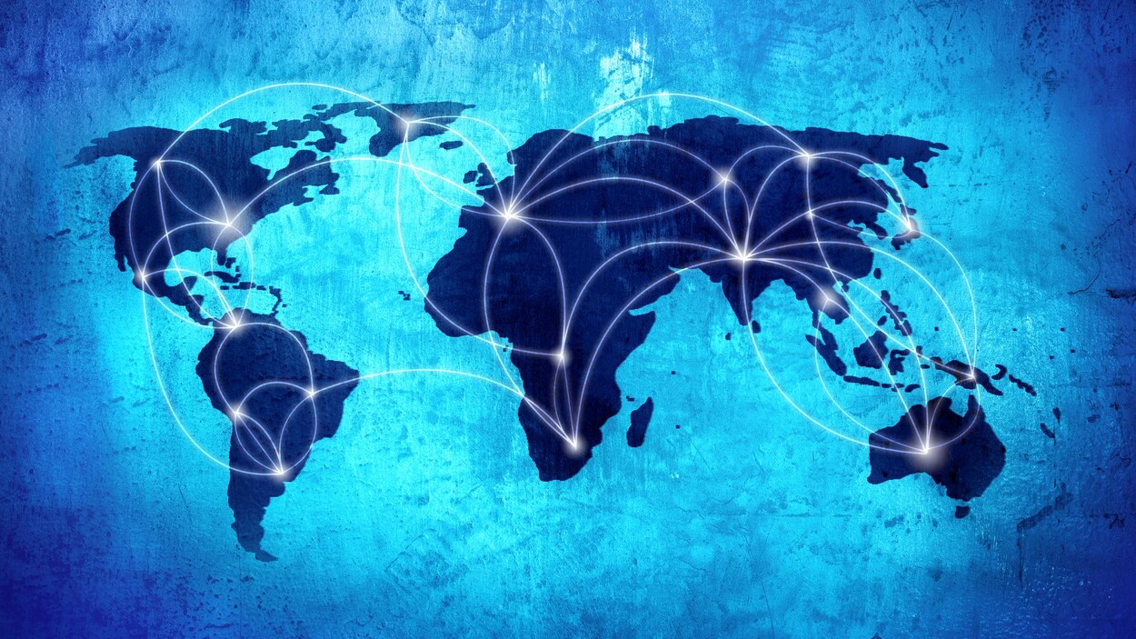 Une carte du monde sur laquelle sont tracées des lignes courbes représentant un réseau de connexions. Une carte du monde sur laquelle sont tracées des lignes courbes représentant un réseau de connexions.