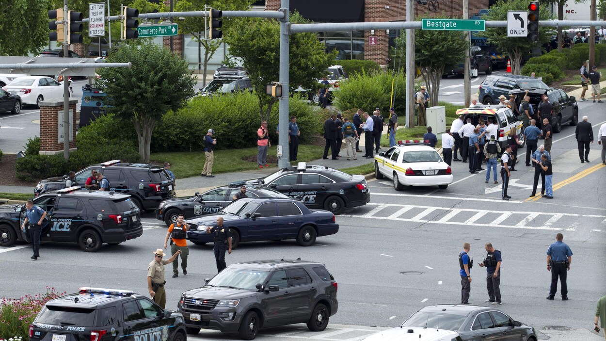 Des véhicules de police et d'urgence sont déployés à l'intersection où sont situés les bureaux du Capital Gazette à Annapolis, au Maryland.