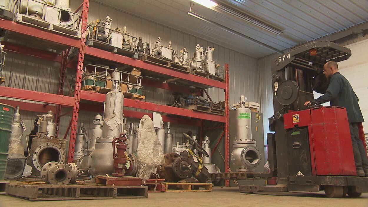 Un employé au travail à l'intérieur de l'entreprise Intervalves de Shawinigan. Un employé au travail à l'intérieur de l'entreprise Intervalves de Shawinigan.