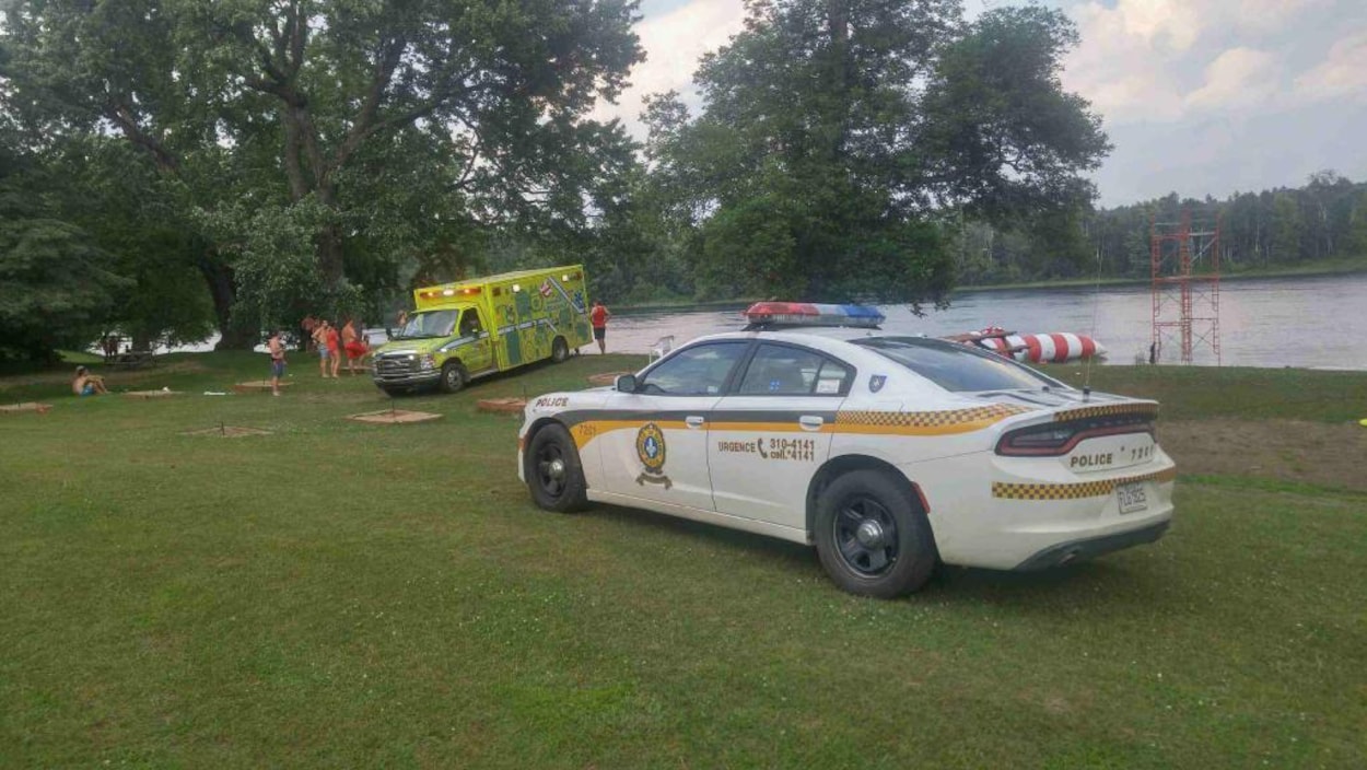 Une voiture de police et une ambulance stationnée en bordure d'un cours d'eau, où se trouvent des plaisanciers. (Archives) Une voiture de police et une ambulance stationnée en bordure d'un cours d'eau, où se trouvent des plaisanciers. (Archives)