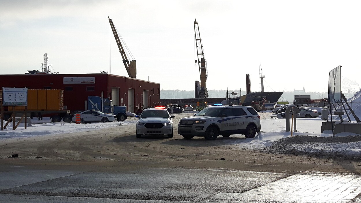 L'équipe d'intervention en matières dangereuse des pompiers de Québec est au port de Québec.
