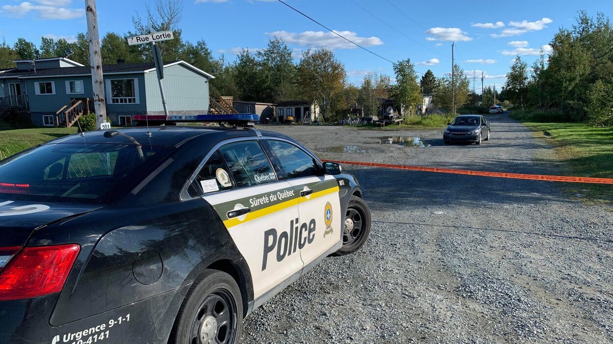 Un périmètre de sécurité a été érigé et deux voitures de la Sûreté du Québec sont stationnées.