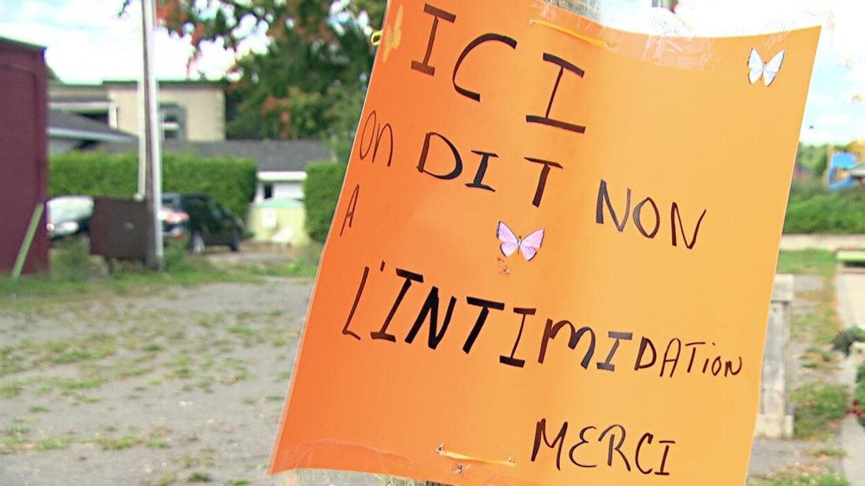 Un rassemblement pour dénoncer l'intimidation a eu lieu à Hawkesbury en 2016. Un rassemblement pour dénoncer l'intimidation a eu lieu à Hawkesbury en 2016.