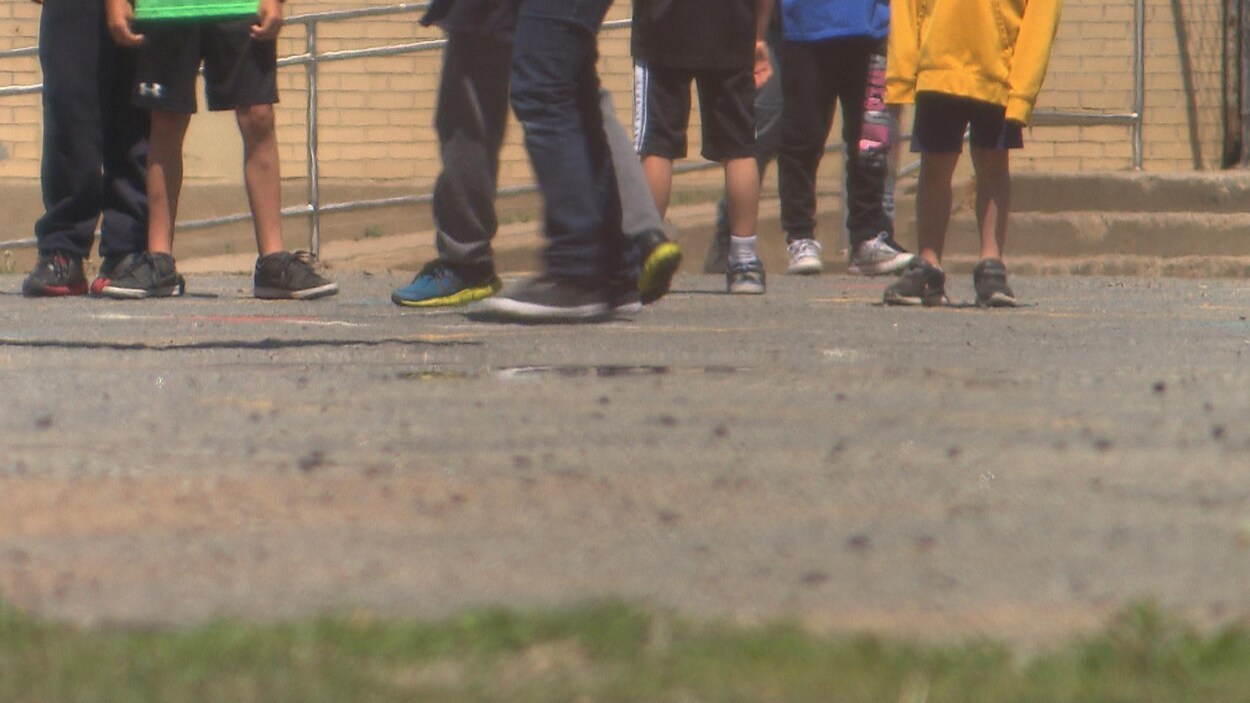 Des enfants dans une cours d'école.