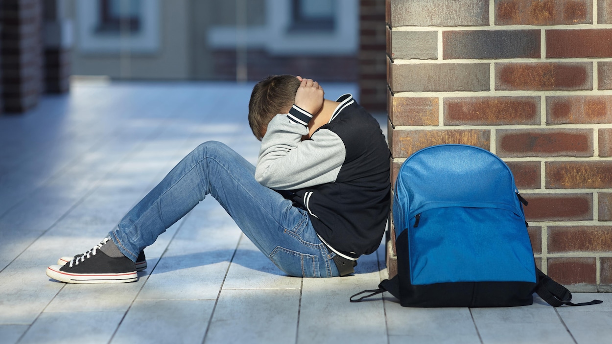 Un garçon dans le corridor d'une école