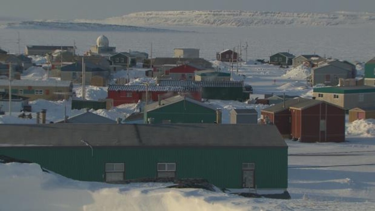 Le sol du village d'Inukjuak est recouvert de neige. Le sol du village d'Inukjuak est recouvert de neige.