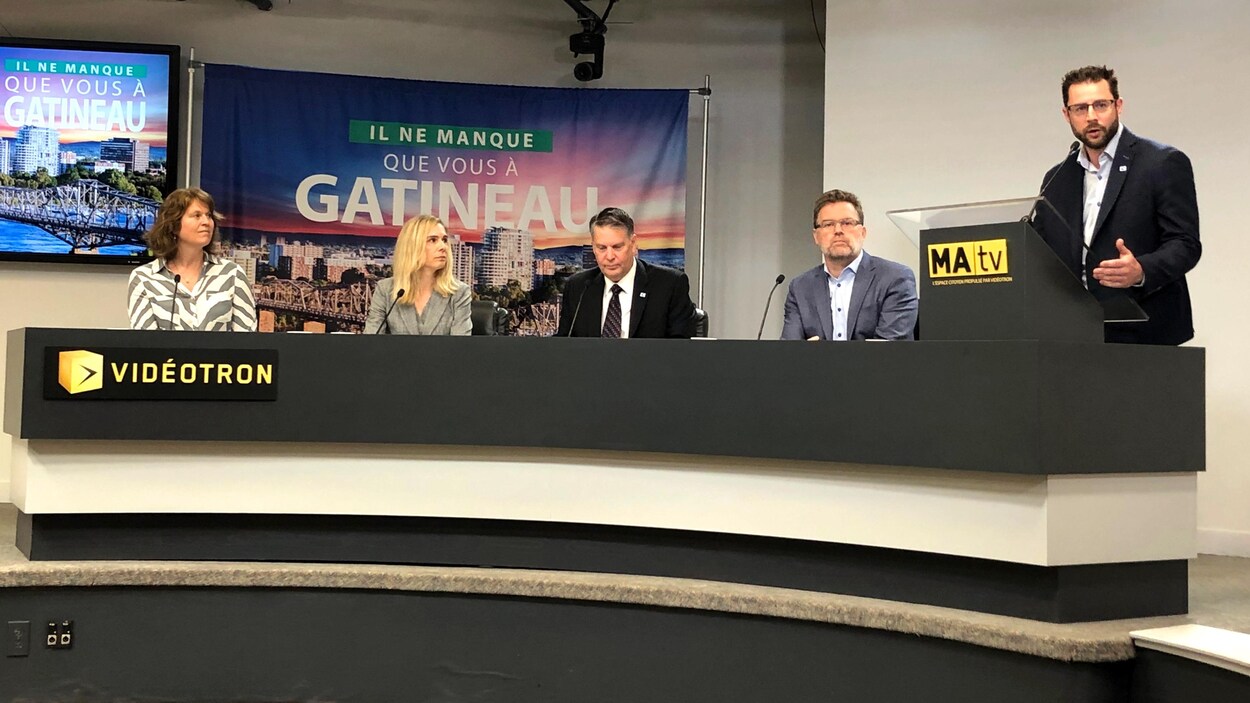 Le maire de Gatineau (4e à droite) et le directeur général d'ID Gatineau (3e à gauche) participent à la conférence de presse.