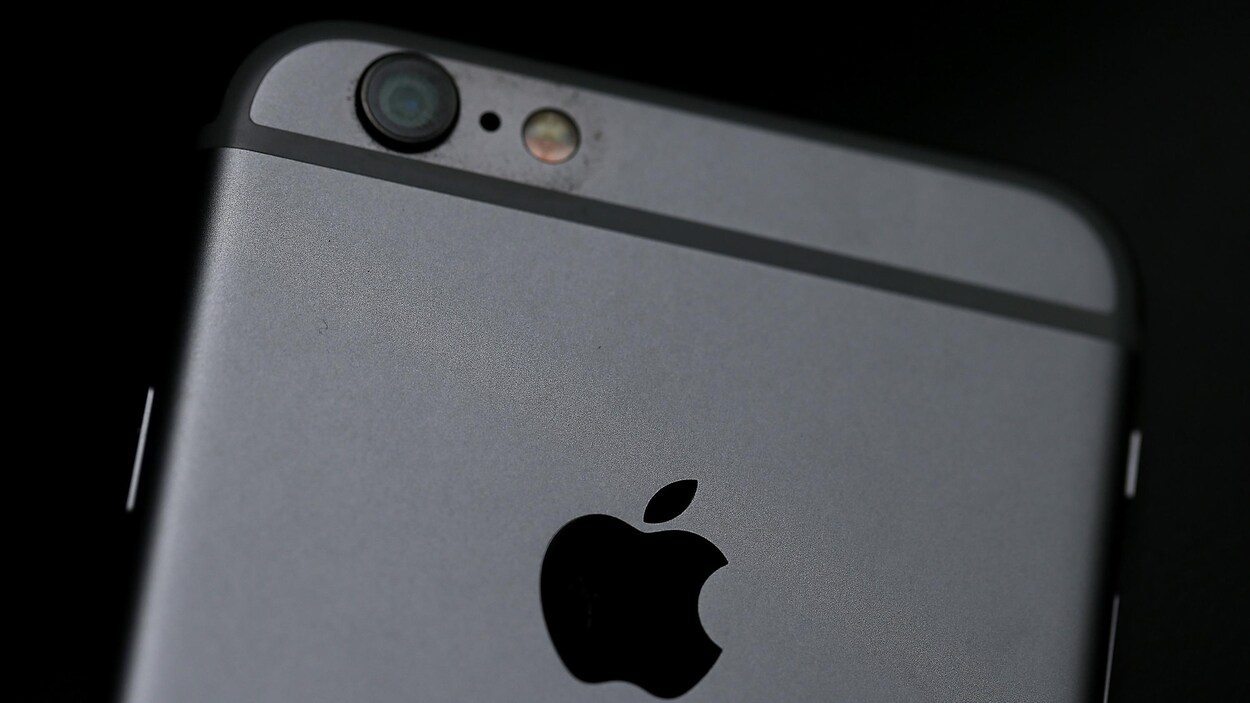 Vue du derrière d'un appareil iPhone 6.